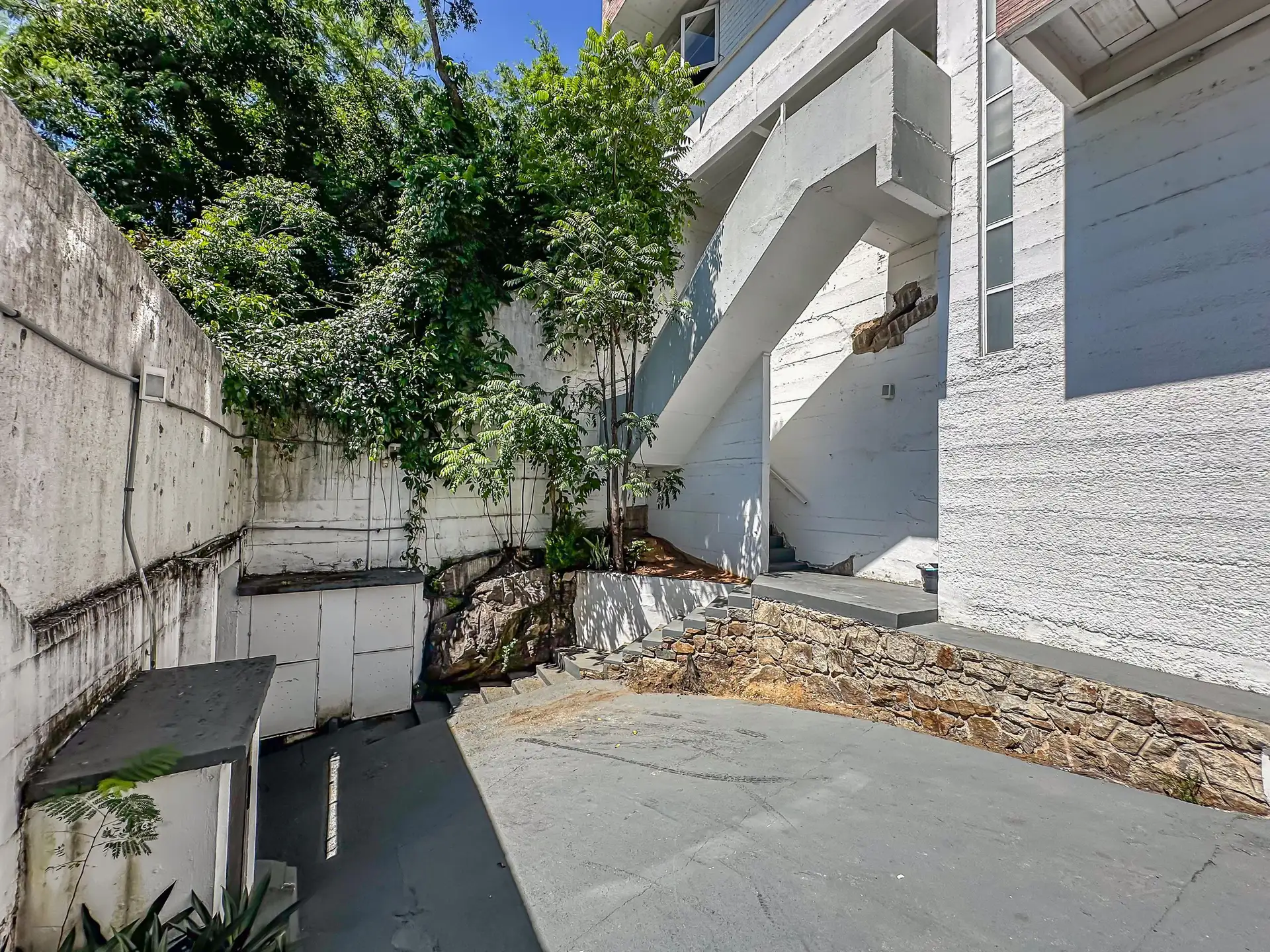 Floor-to-ceiling windows in a 4-bedroom house, 400 m² — photo 4