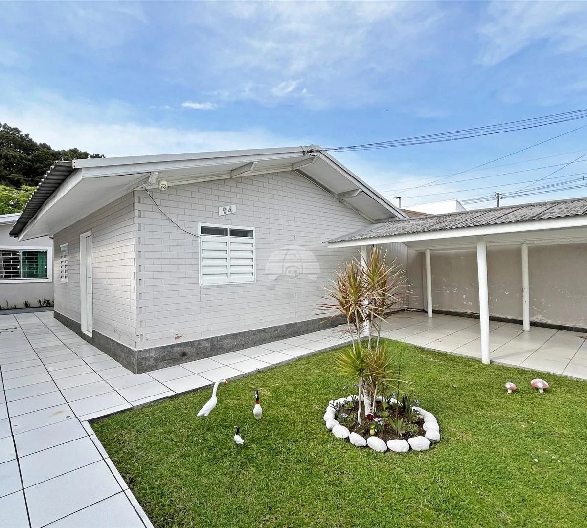 Balcony with a grill in a one-bedroom house, 40 m² — photo 7