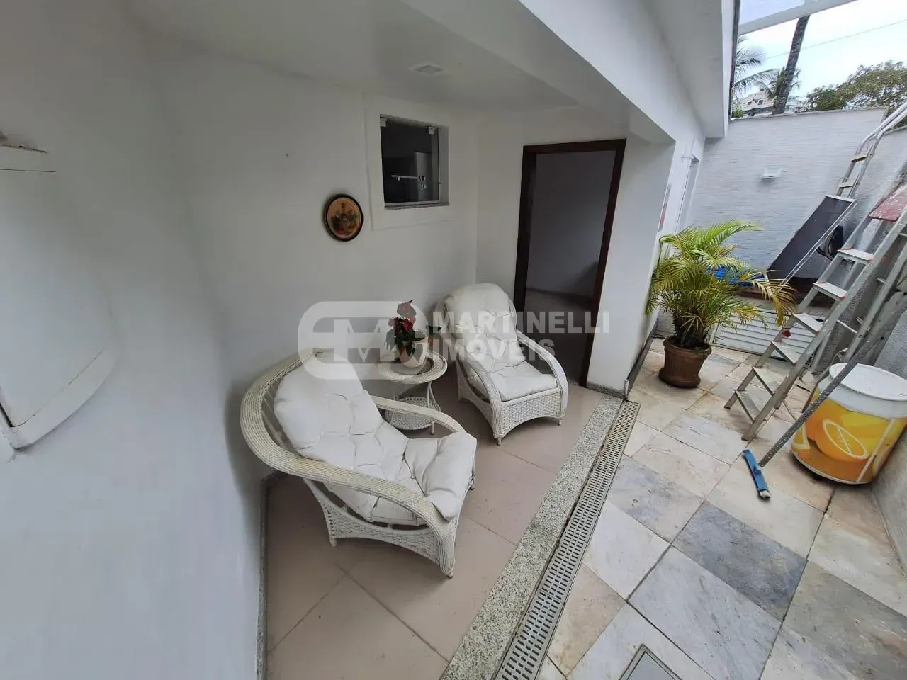 House with 5 bedrooms, all suites, plus shared pool — photo 11