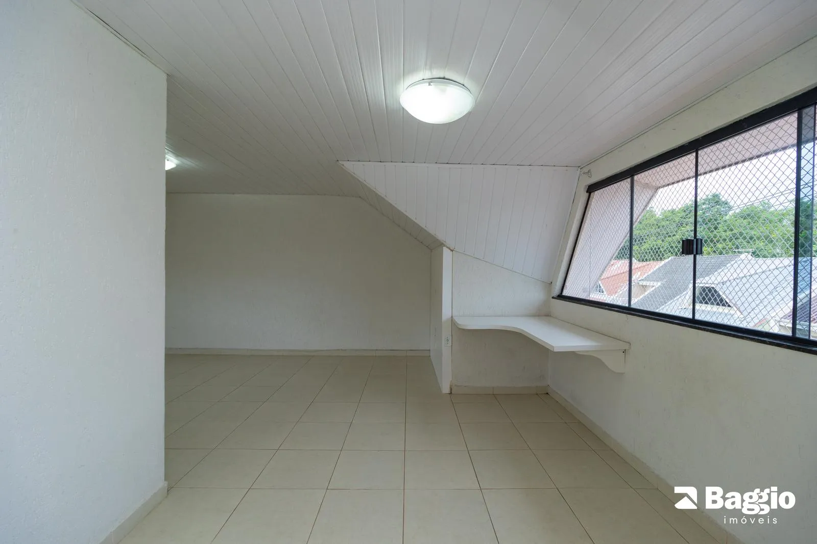 Balcony with a grill in a 3-bedroom house, 118 m² — photo 63