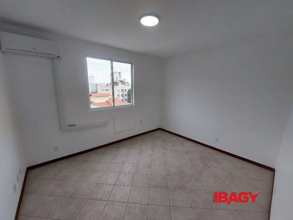 2-bedroom apartment with a closed-off kitchen — photo 13