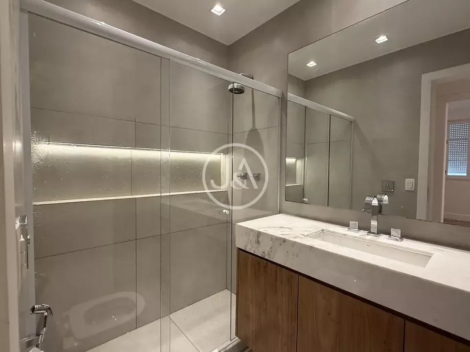 Apartment, 127 m², with wood or laminate floors — photo 12