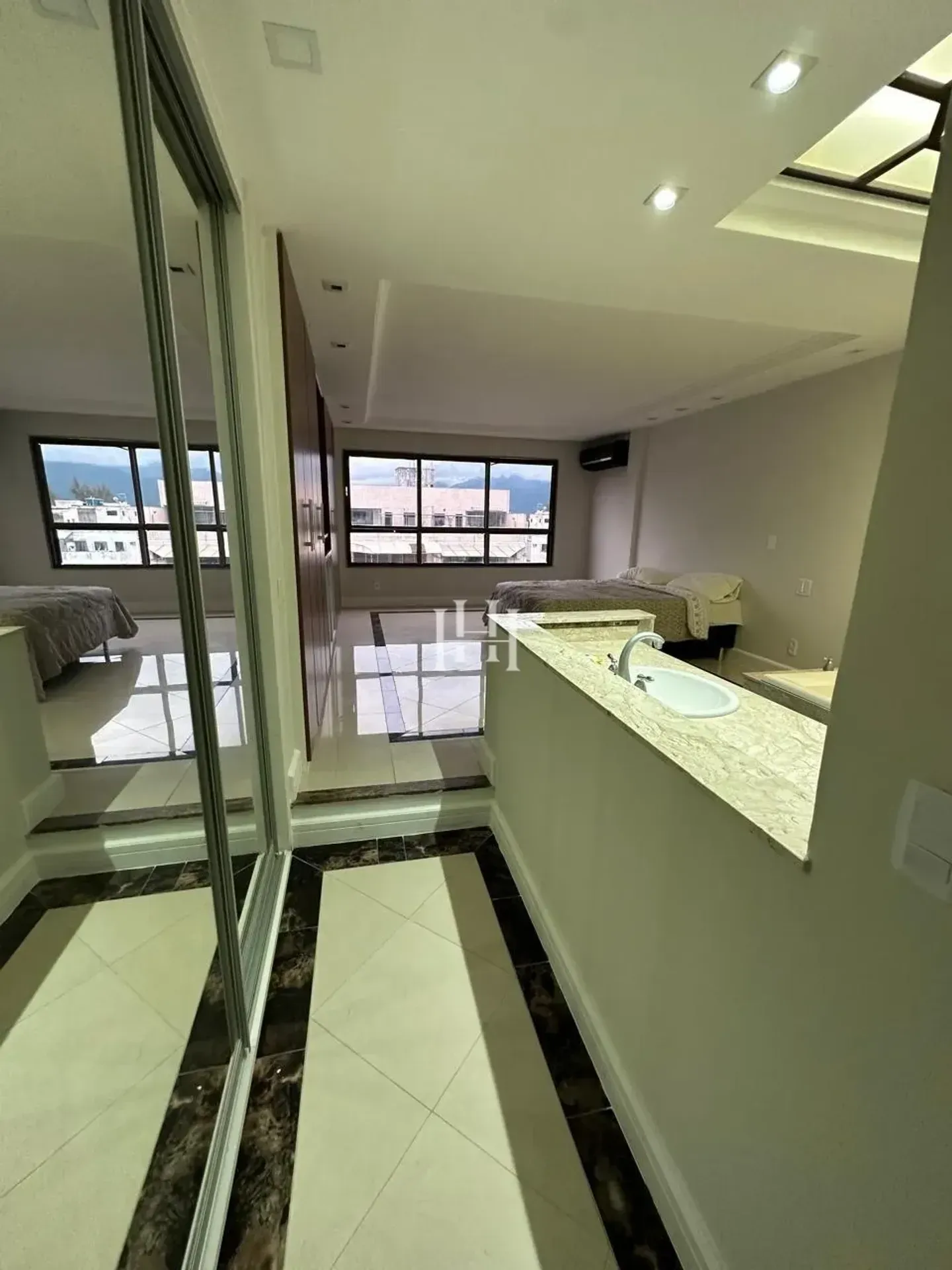 Apartamento com 5 quartos e 5 banheiros, varanda — photo 24