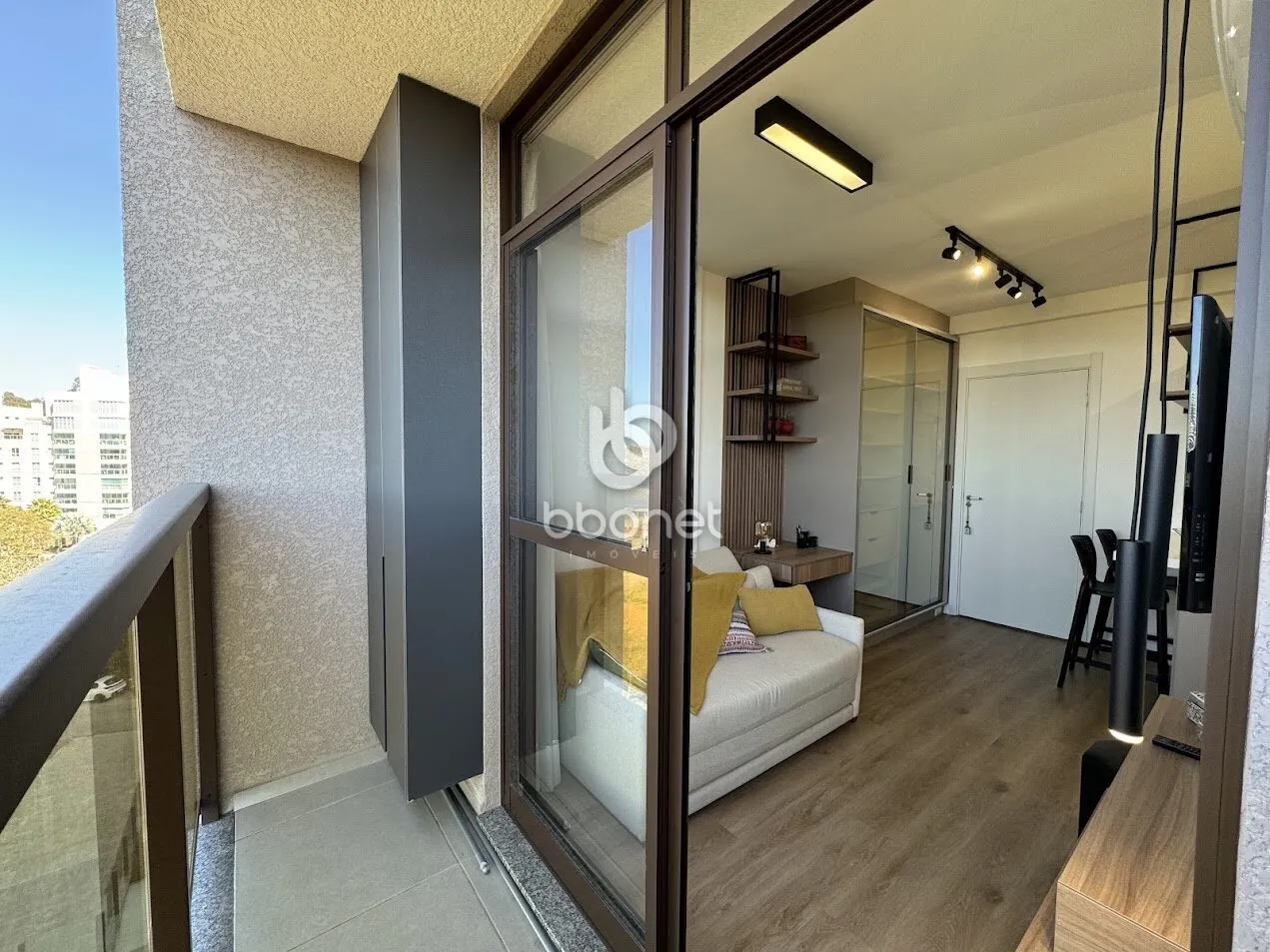 Furnished 1-bedroom apartment with glass balcony — photo 3