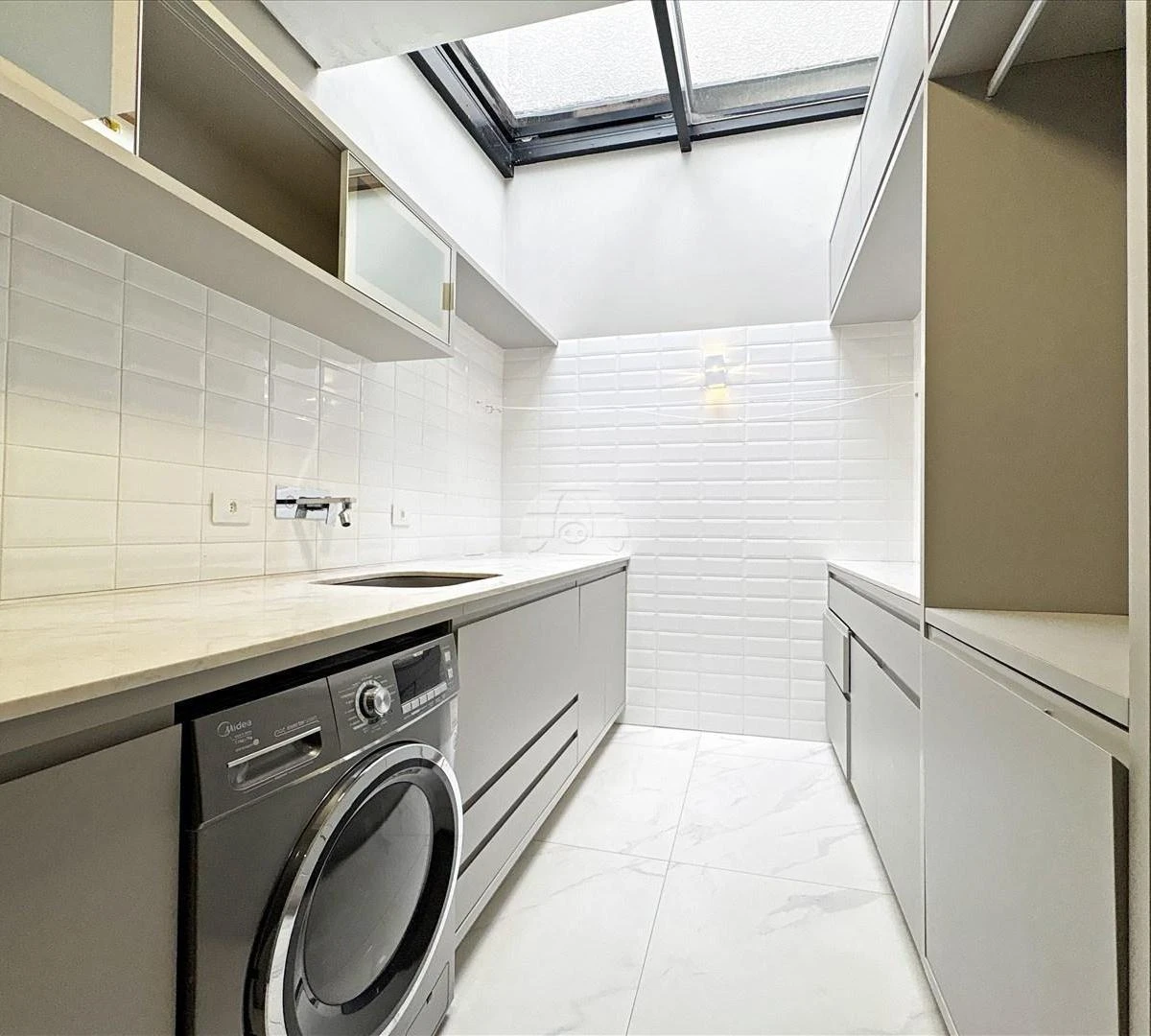 Furnished 293 m² house with open-plan kitchen — photo 18