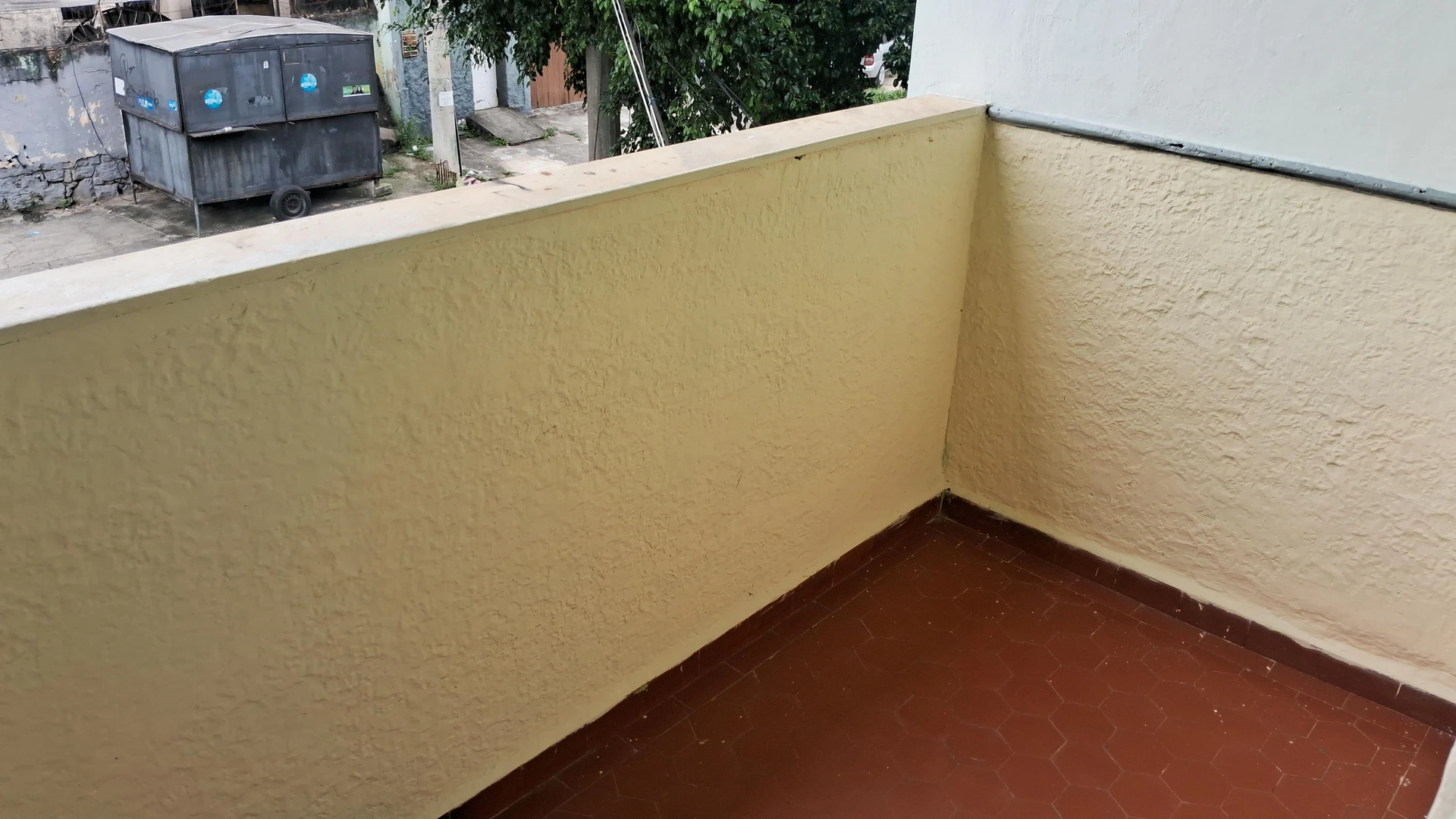 2-bedroom apartment with wood or laminate floors — photo 4