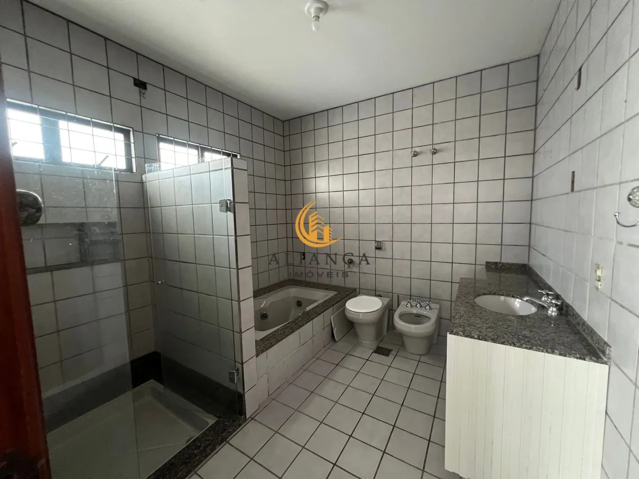 5-bedroom house with a bathtub in Florianópolis — photo 4