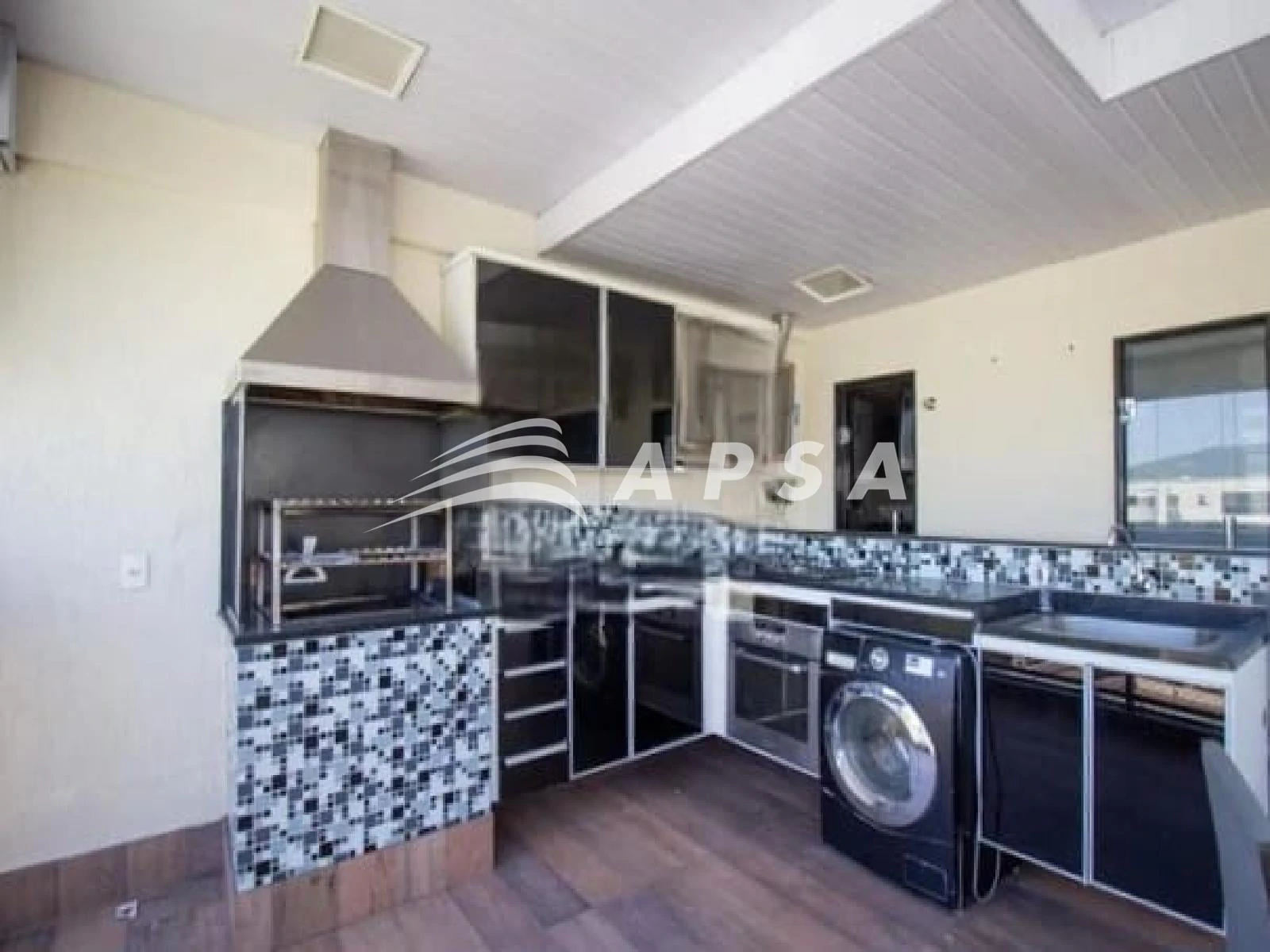 Glass-enclosed balcony in a 3-bedroom apartment, 91 m² — photo 8