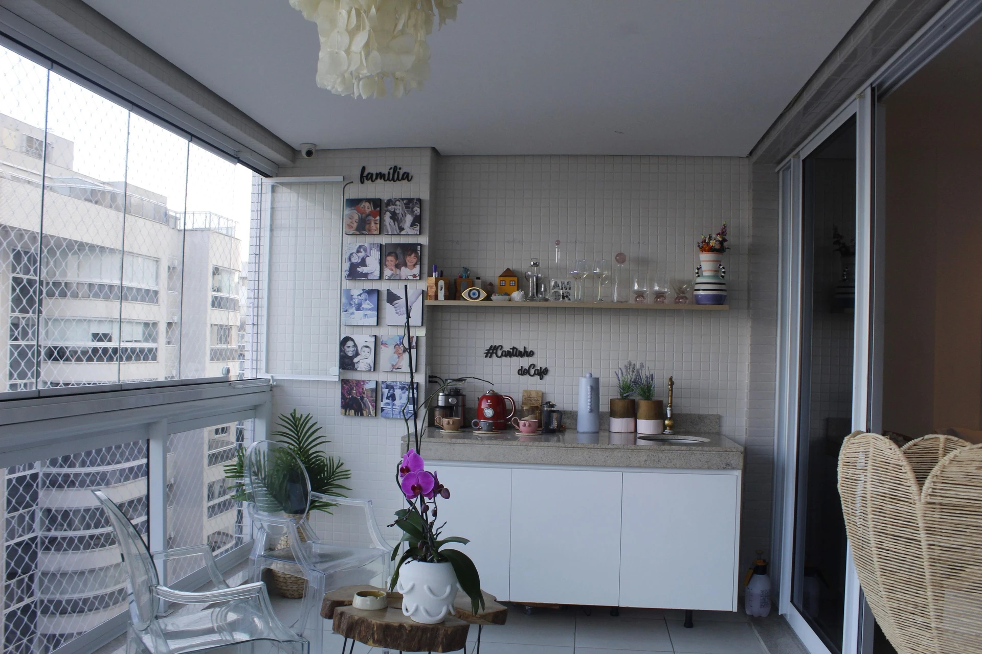 Glass-enclosed balcony in a 3-bedroom apartment, 115 m² — photo 4