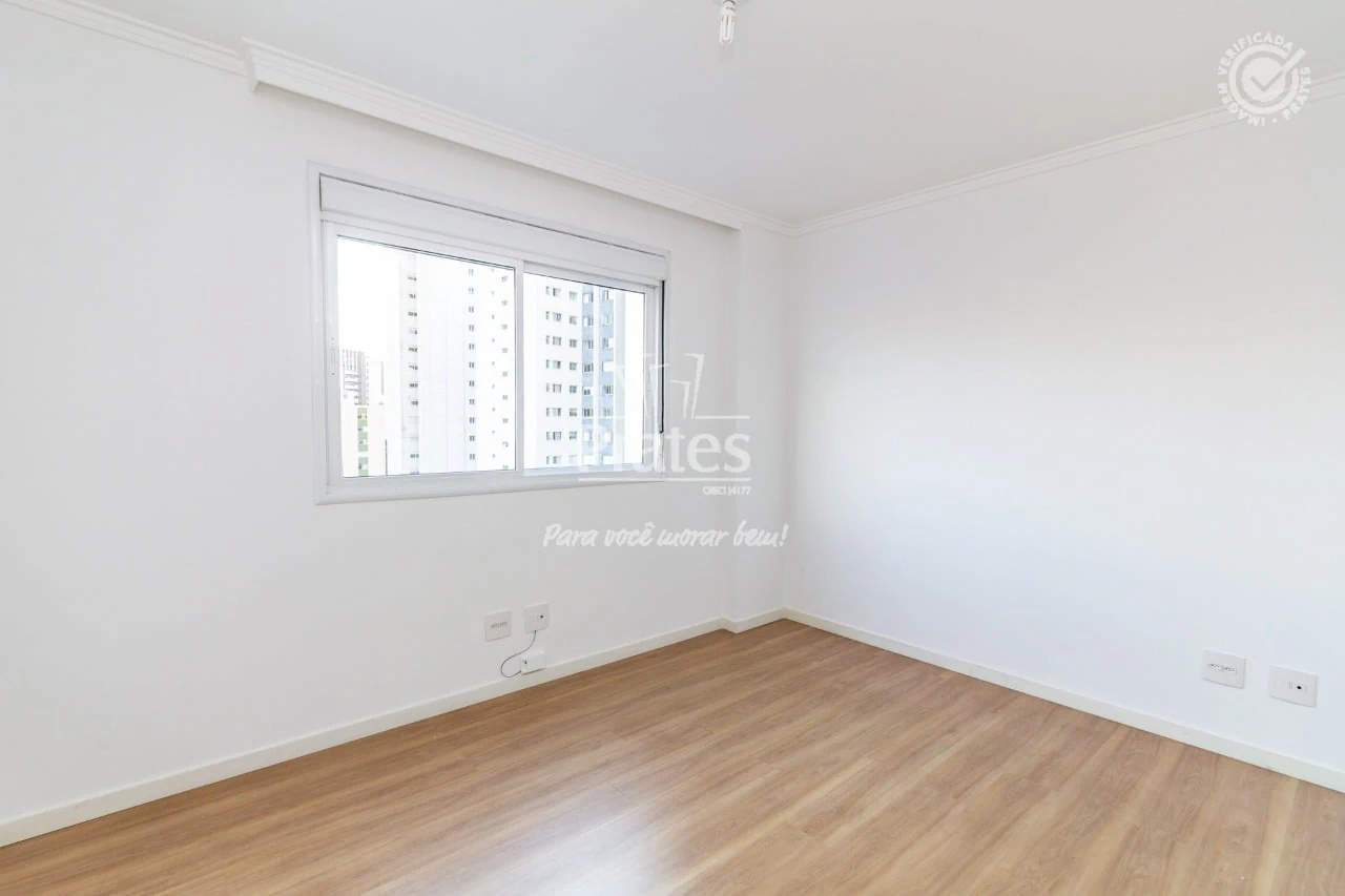 Balcony with a grill in a 2-bedroom apartment, 99 m² — photo 13