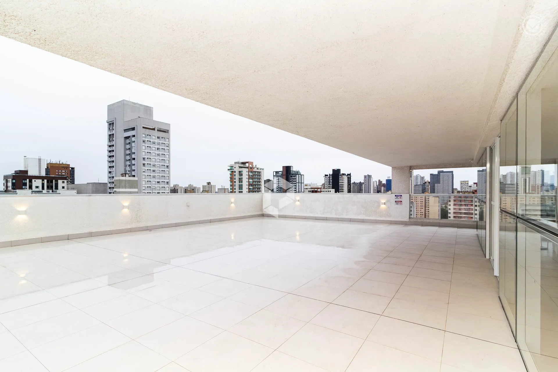 Furnished 1-bedroom apartment with balcony — photo 23