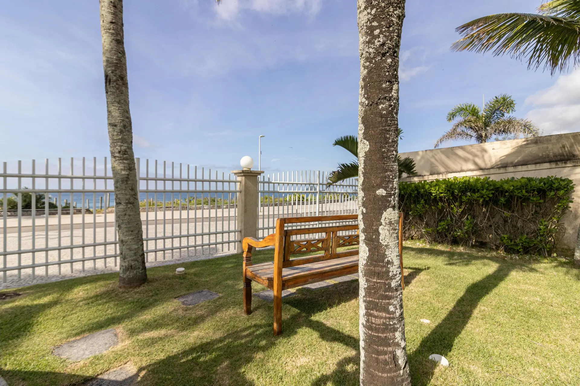 Furnished 1-bedroom apartment with a glass balcony — photo 34