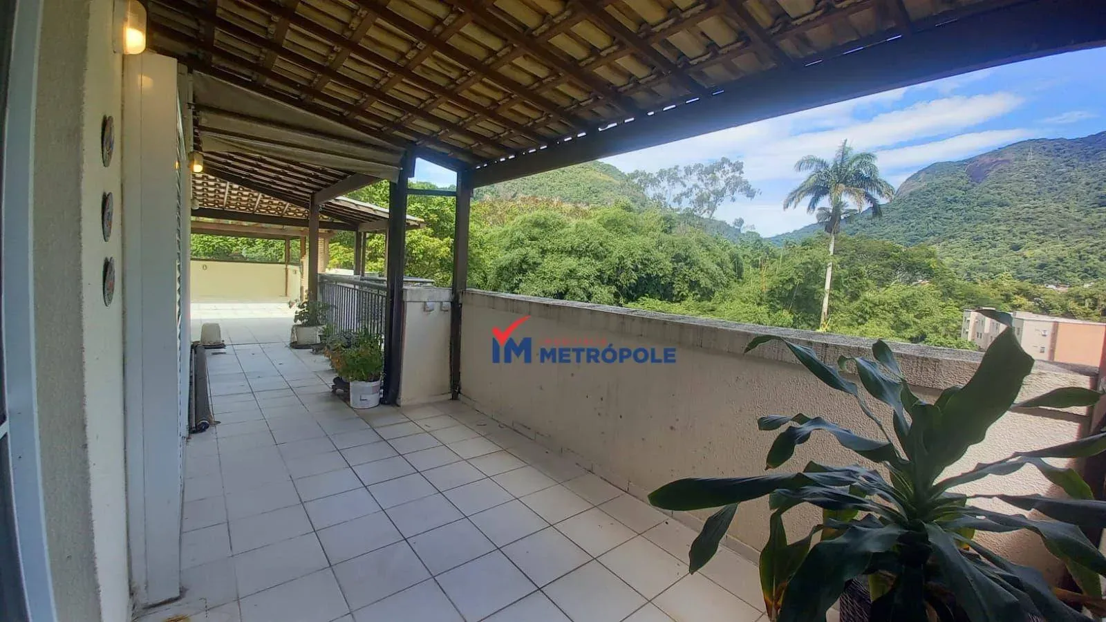 Balcony with a grill in a 4-bedroom apartment, 234 m² — photo 11