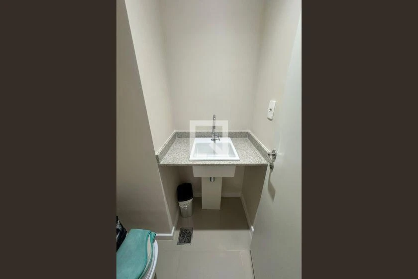Furnished 2-bedroom apartment with balcony — photo 37