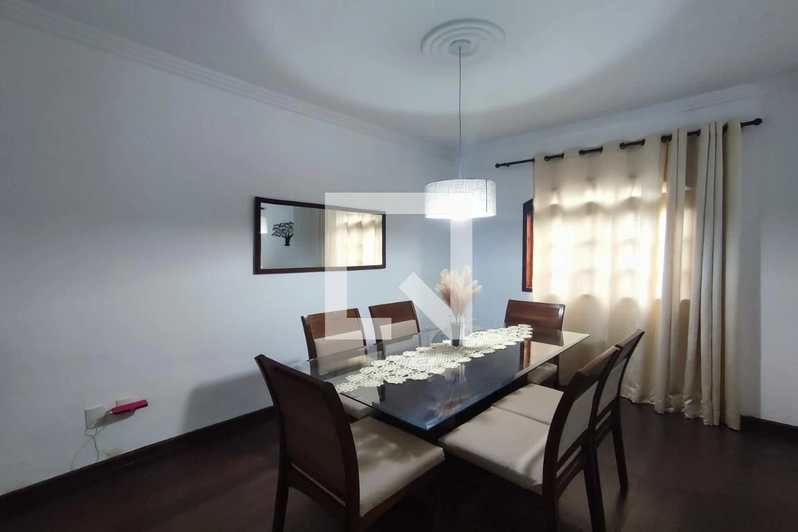 House with 3 bedrooms and a private backyard — photo 26