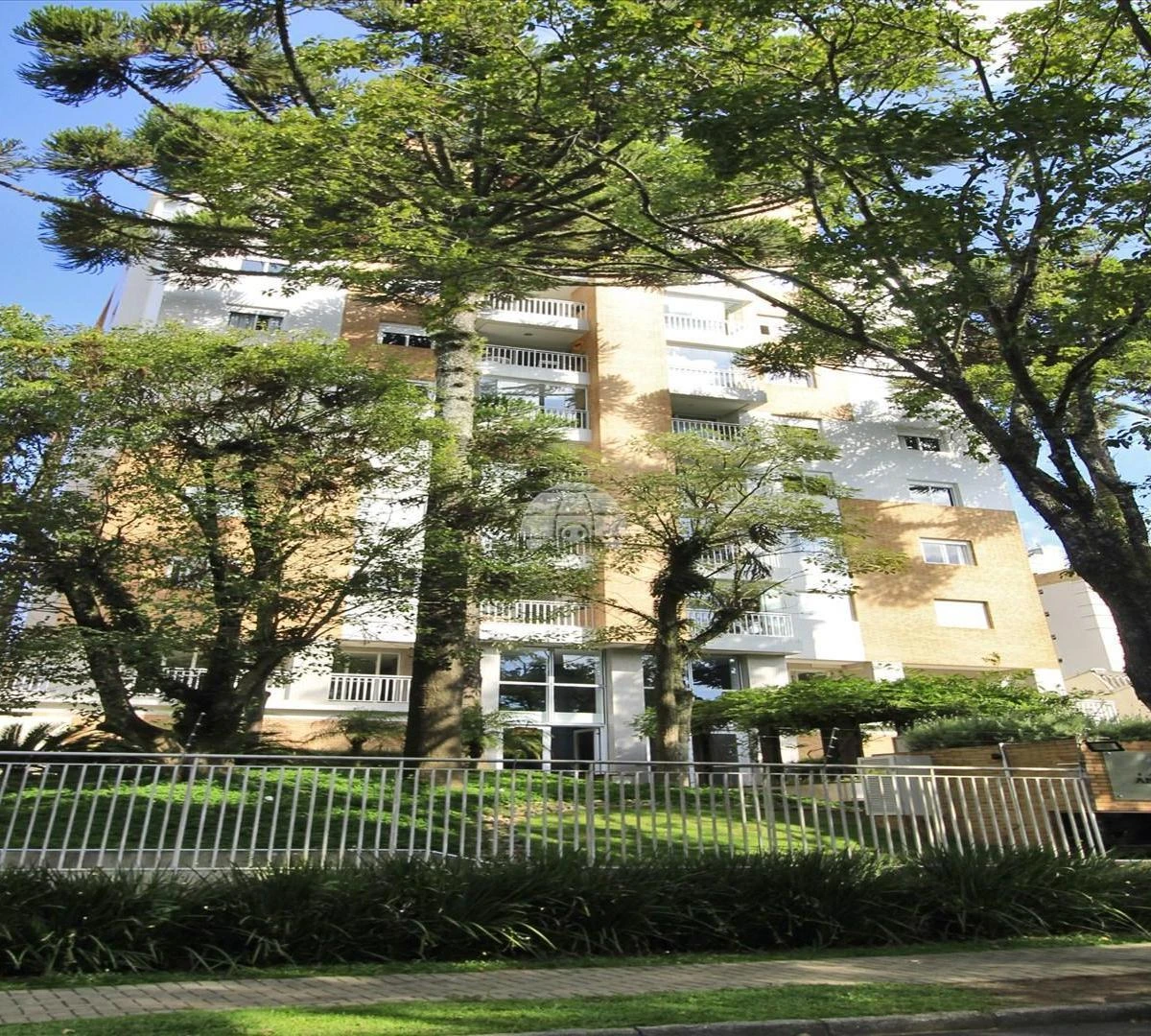 Balcony with a grill in a 2-bedroom apartment, 72 m² — photo 20