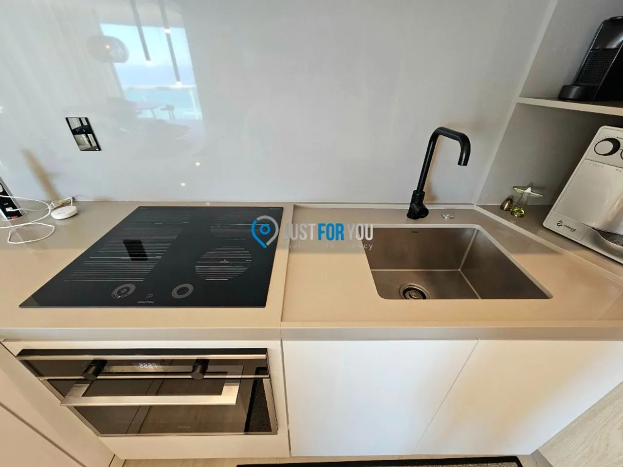 Furnished 1-bedroom apartment with an open-plan kitchen — photo 17