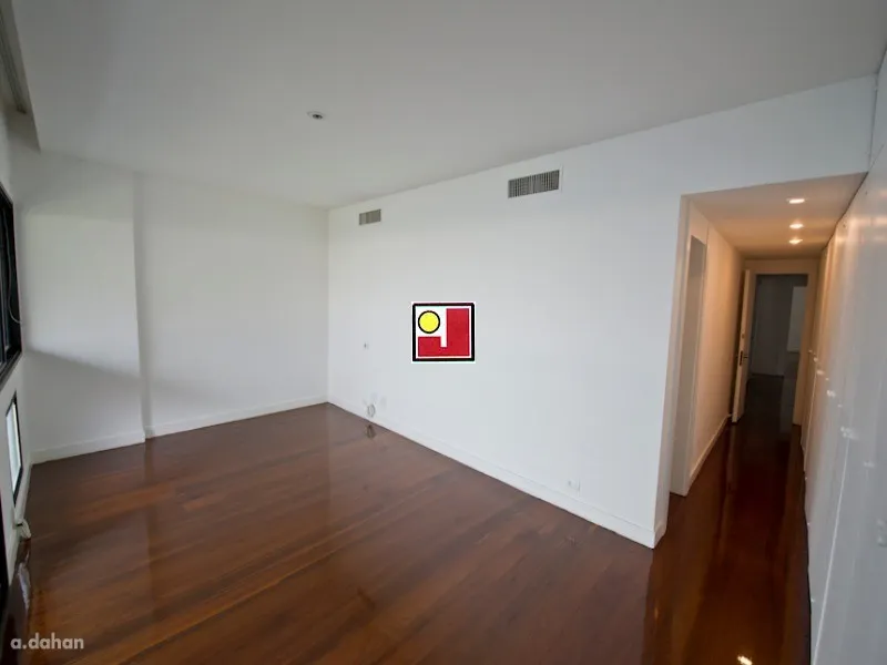 4-bedroom apartment with a glass-enclosed balcony — photo 28