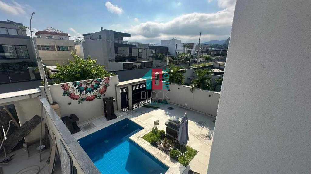 Casa com 5 suítes, 8 banheiros e 3 vagas para reformar — photo 6