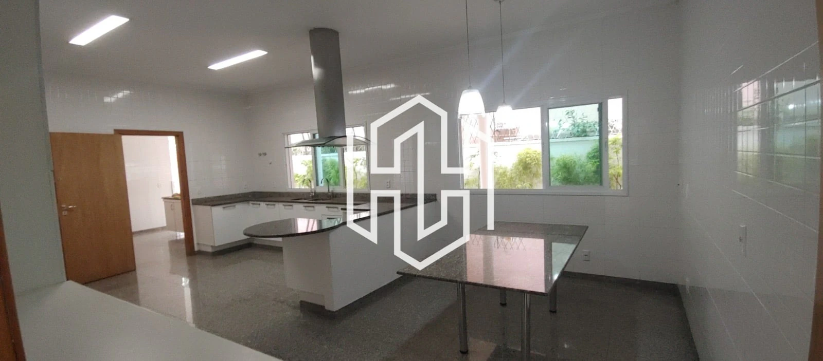 1500 m² house with floor-to-ceiling windows and a bathtub — photo 7