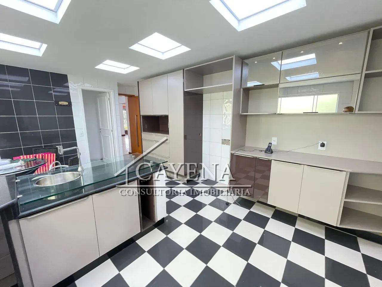 4 quartos e banheira: casa de 650 m² — photo 67