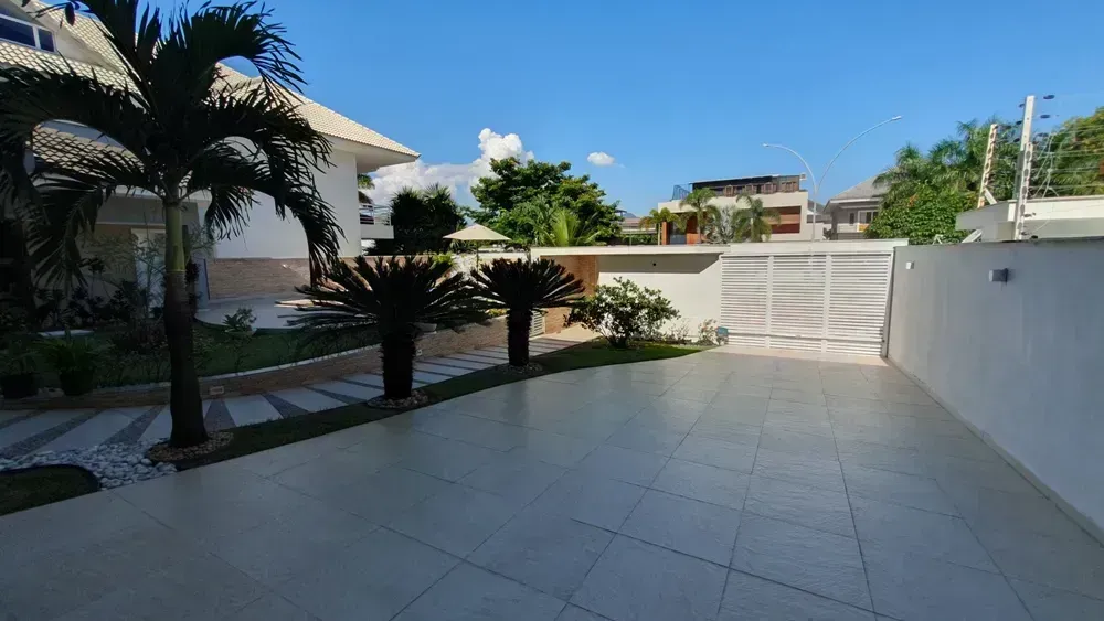 650 m² house with 6 en-suite bedrooms and 4 parking spots — photo 43
