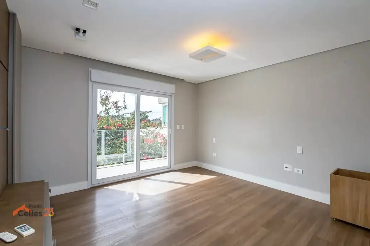 Furnished house, 275 m², with a glass-enclosed balcony — photo 5