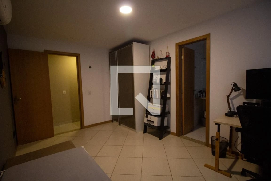 Furnished apartment with 2 en-suite bedrooms and desk — photo 21