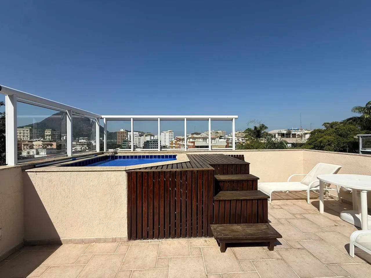 Furnished 470 m² house with 4 en-suite bedrooms and pool — photo 48