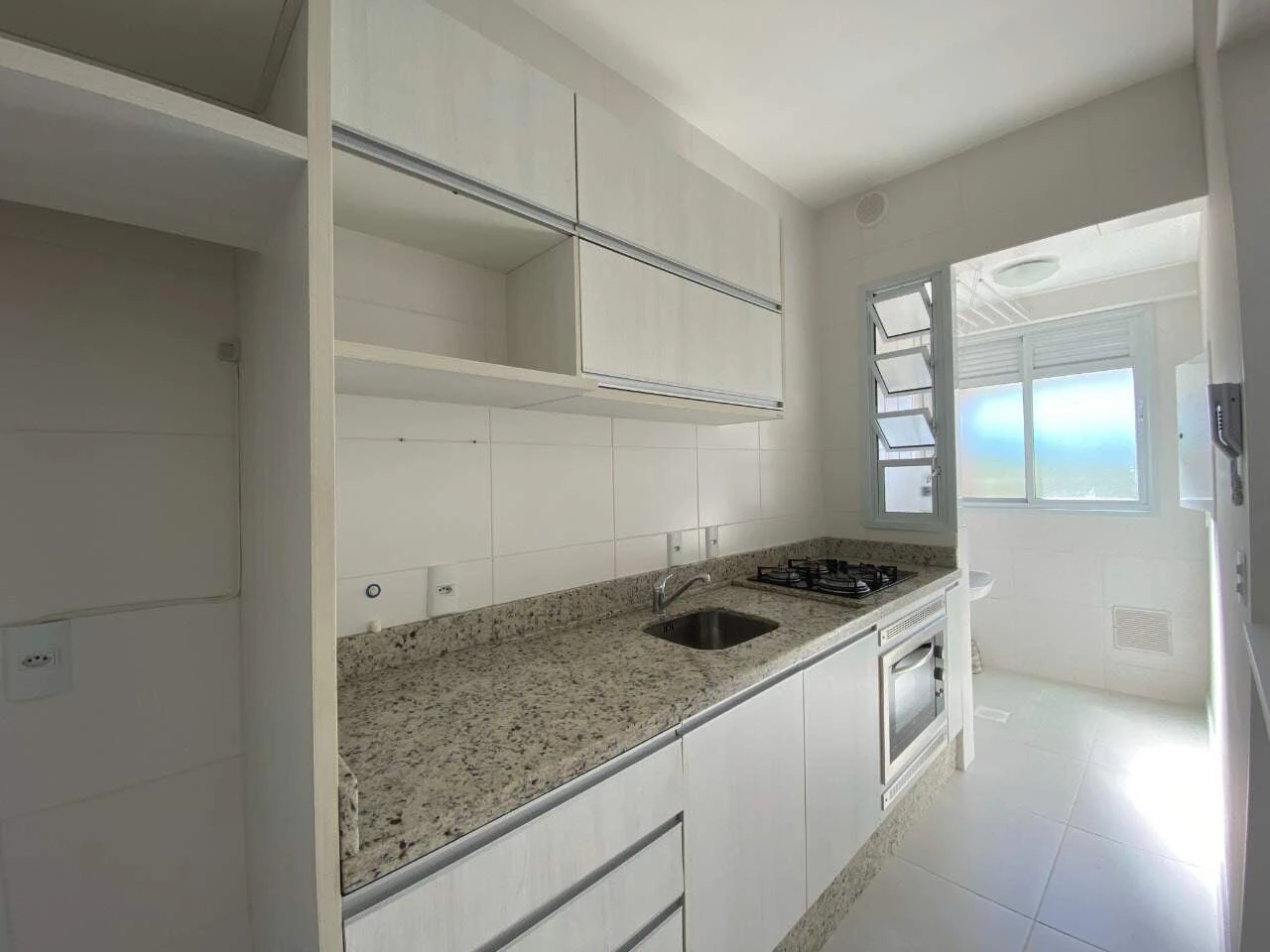 Balcony with a grill in a one-bedroom apartment, 68 m² — photo 2