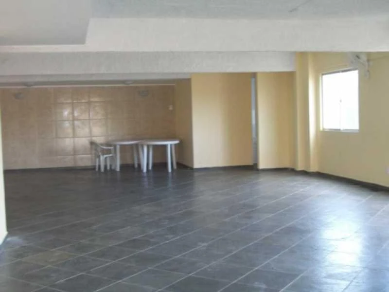 One-bedroom apartment in a building with a gym — photo 10