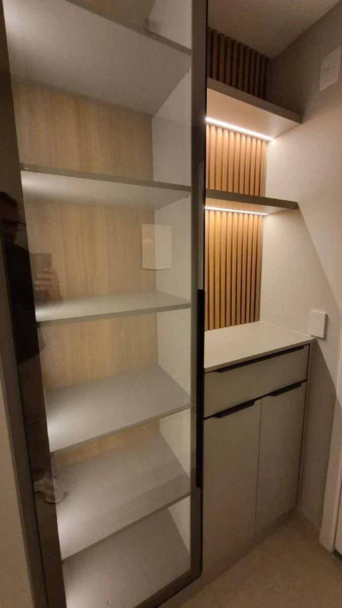 One-bedroom apartment in a building with a gym — photo 12