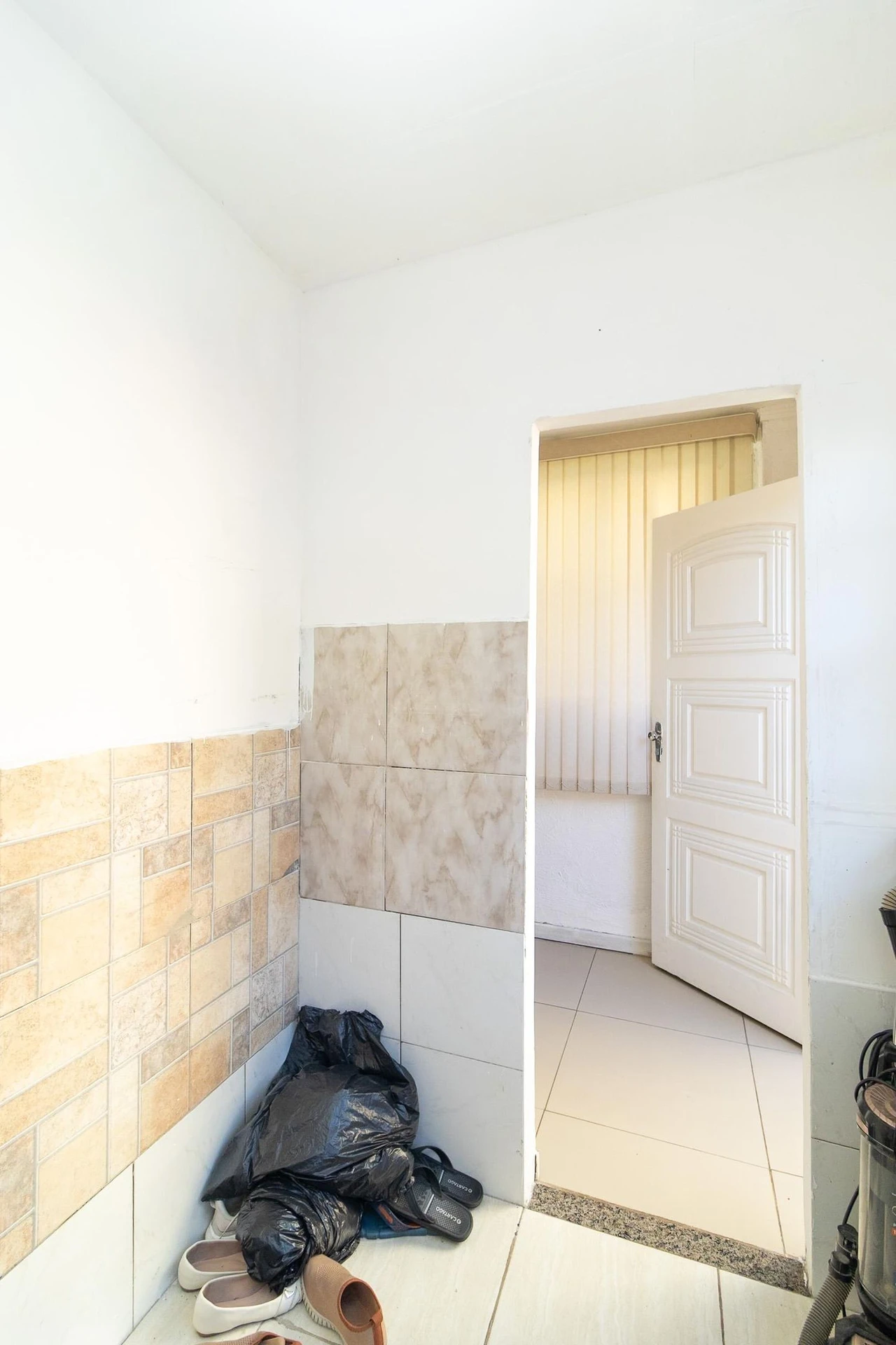 Furnished 4-bedroom apartment with balcony and desk area — photo 36