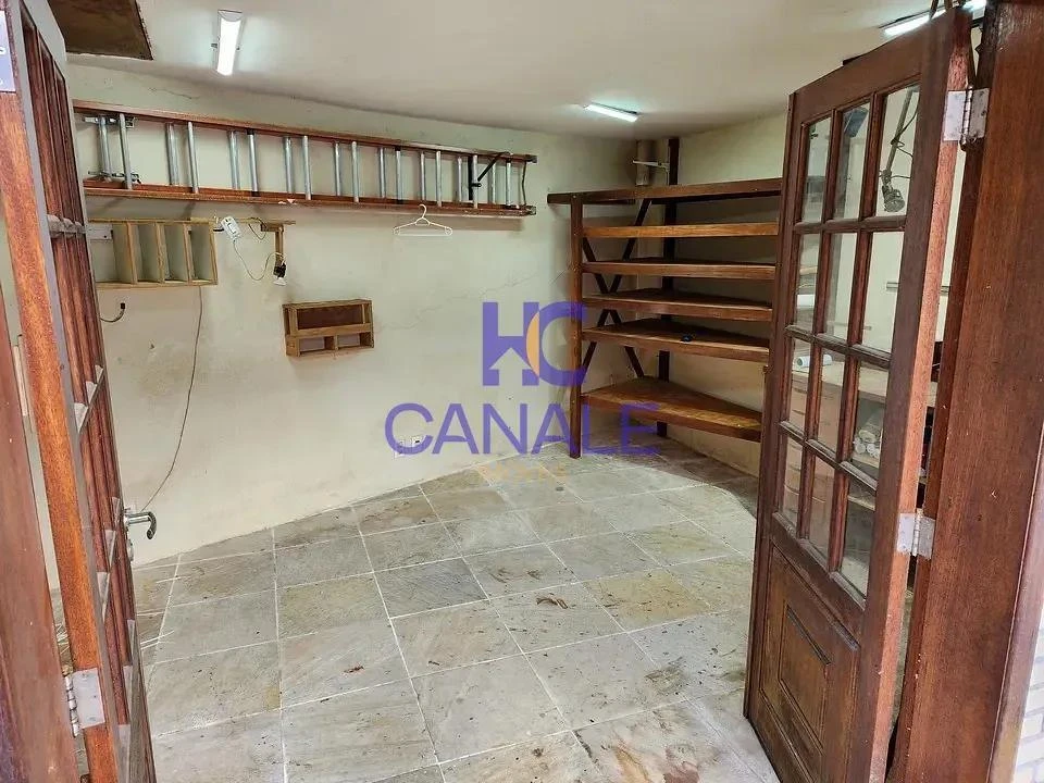 House with 5 bedrooms and mountain-view windows — photo 29
