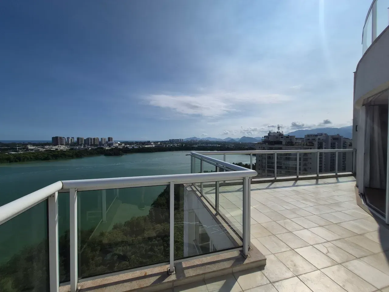 Duplex with 225 m², 3 bedrooms, and open-plan kitchen — photo 2
