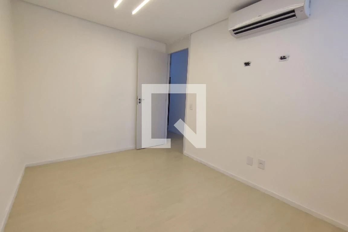 2-bedroom apartment in a building with a gym — photo 12