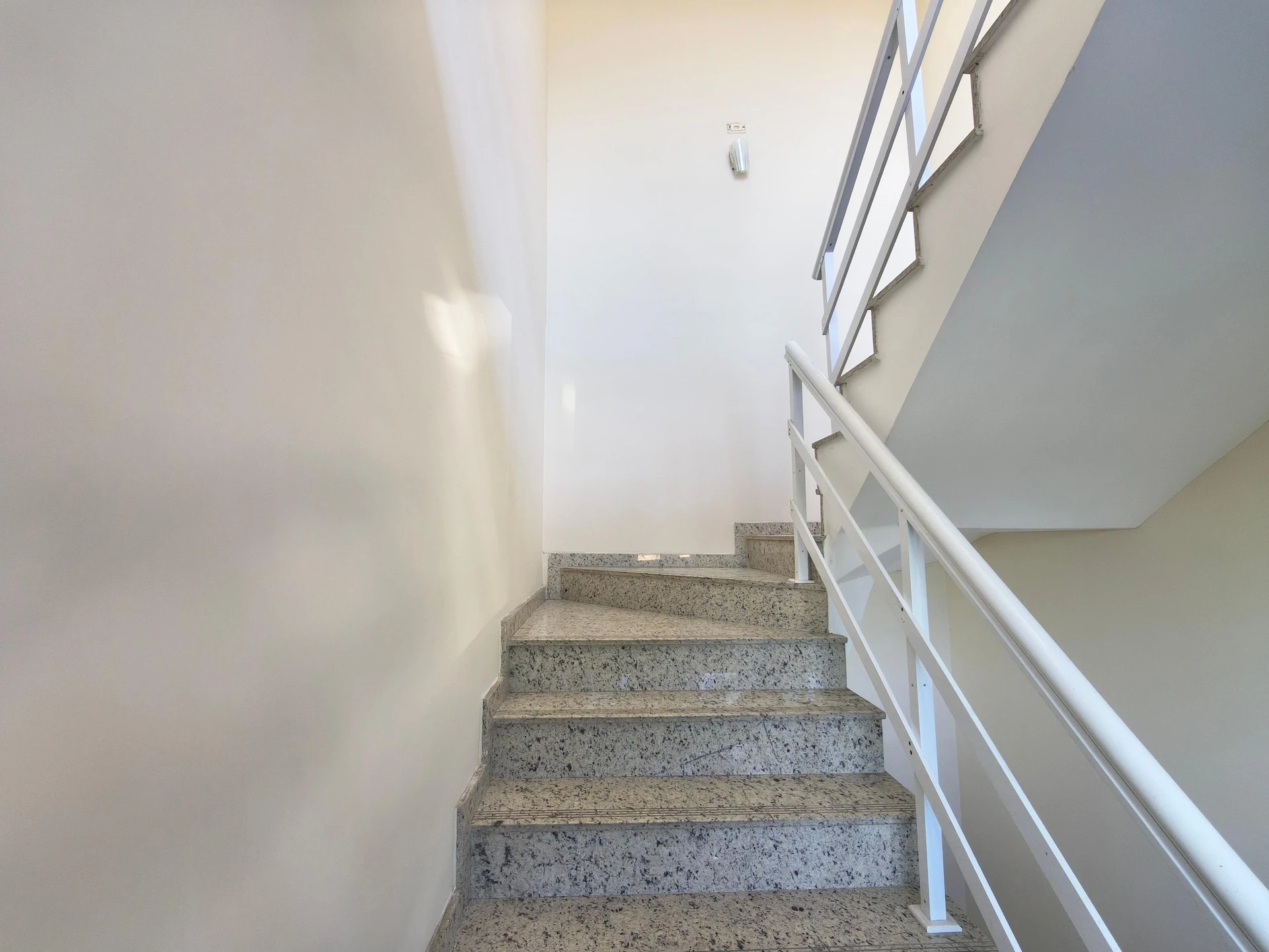 Condo house with 3 bedrooms and a balcony — photo 5