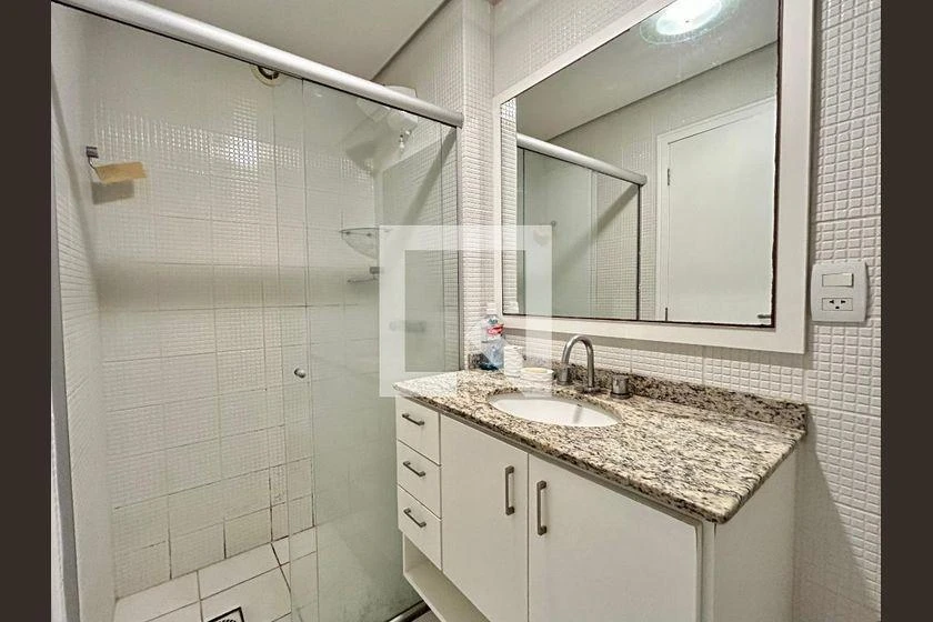 2-bedroom apartment in a building with a gym — photo 10