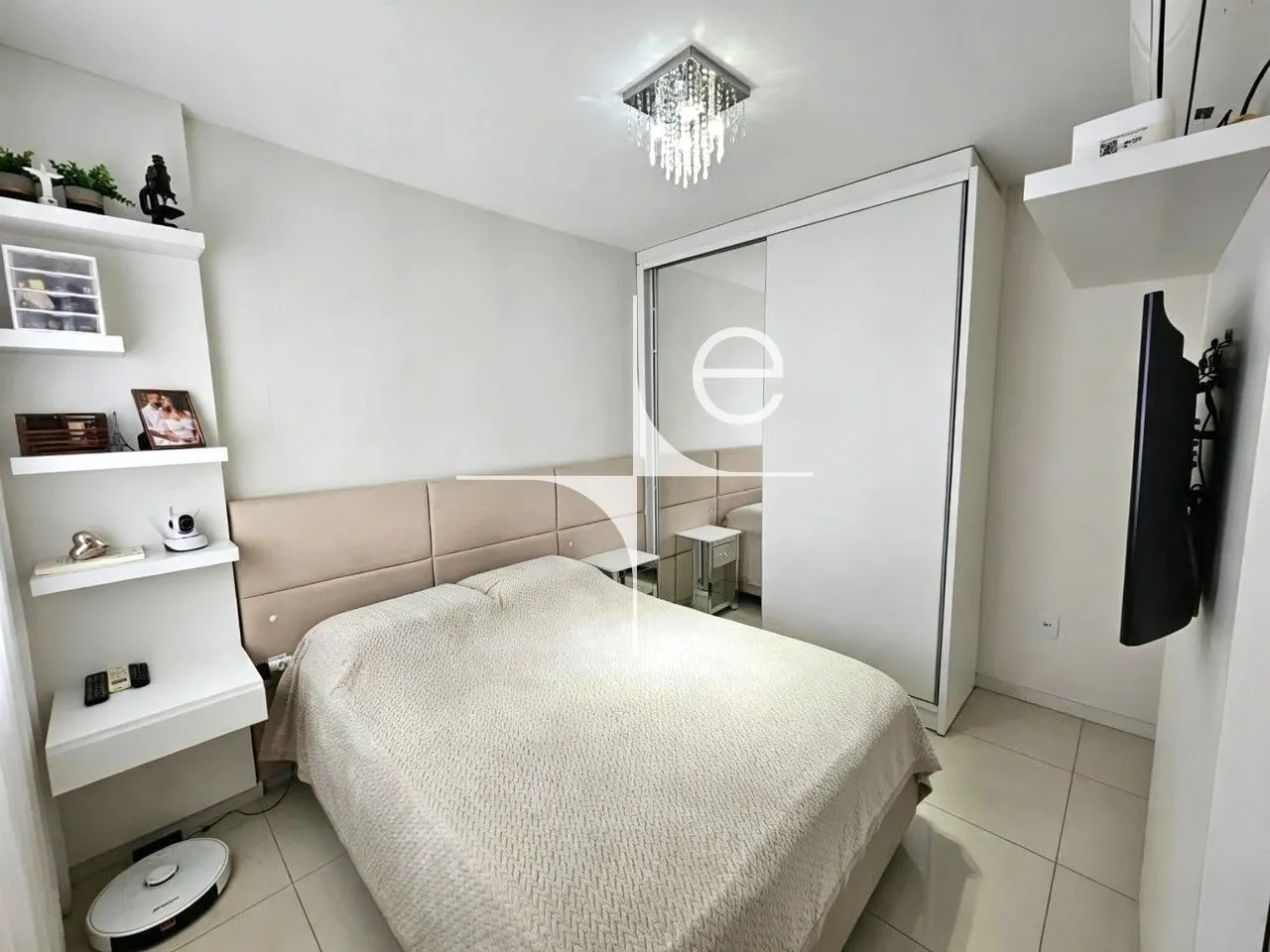 Apartment on the 4th floor with a glass-enclosed balcony — photo 3