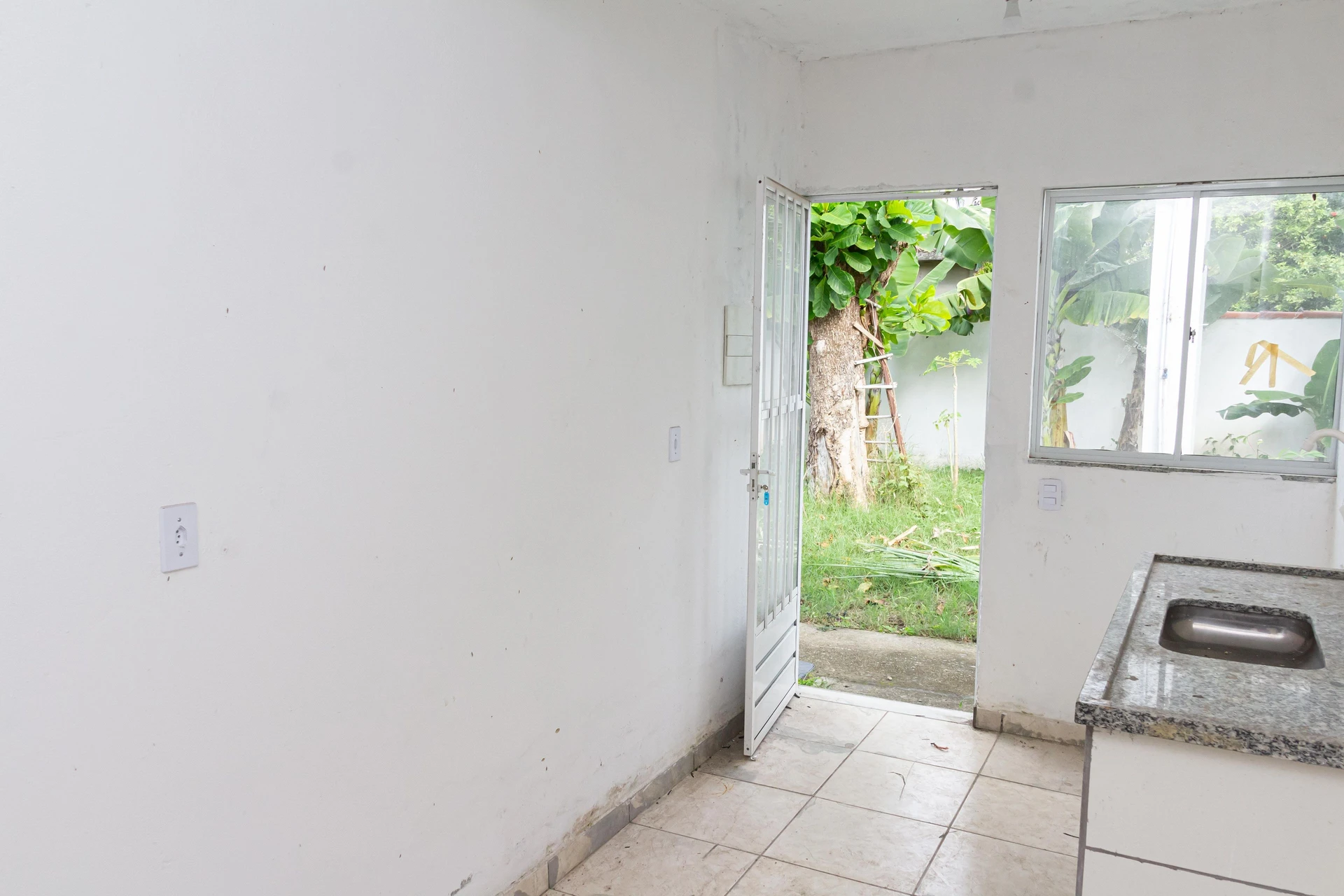 Unfurnished studio rental with private garden and 1 suite — photo 2