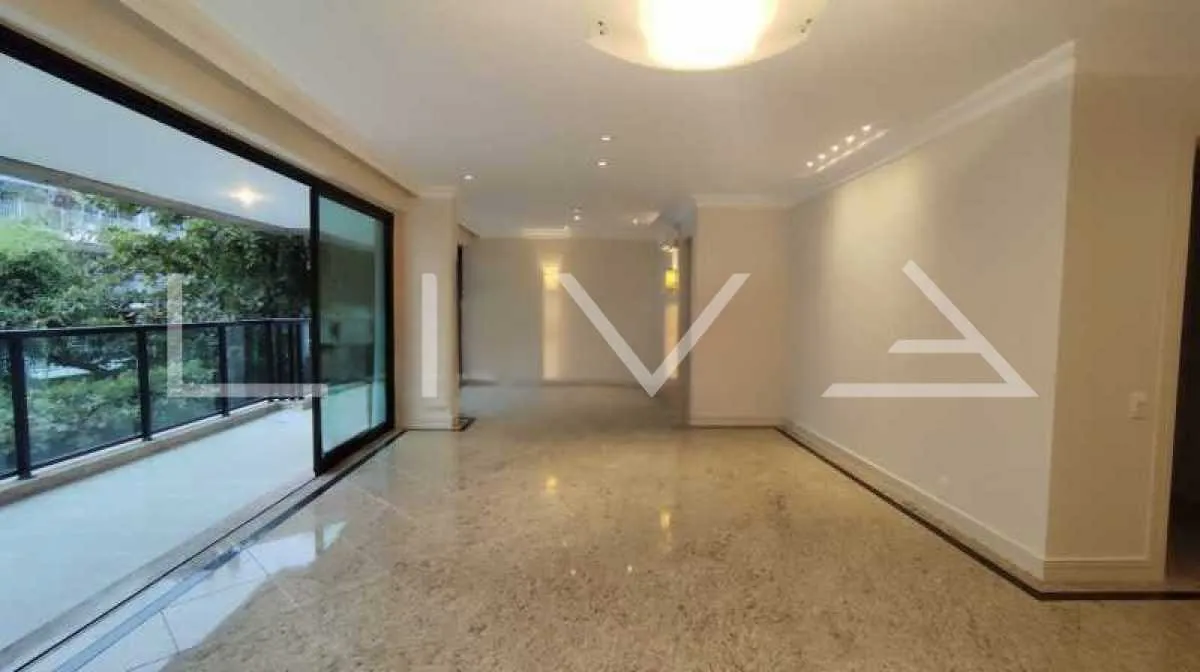 Walk-in closet in a 3-bedroom apartment, 165 m² — photo 11