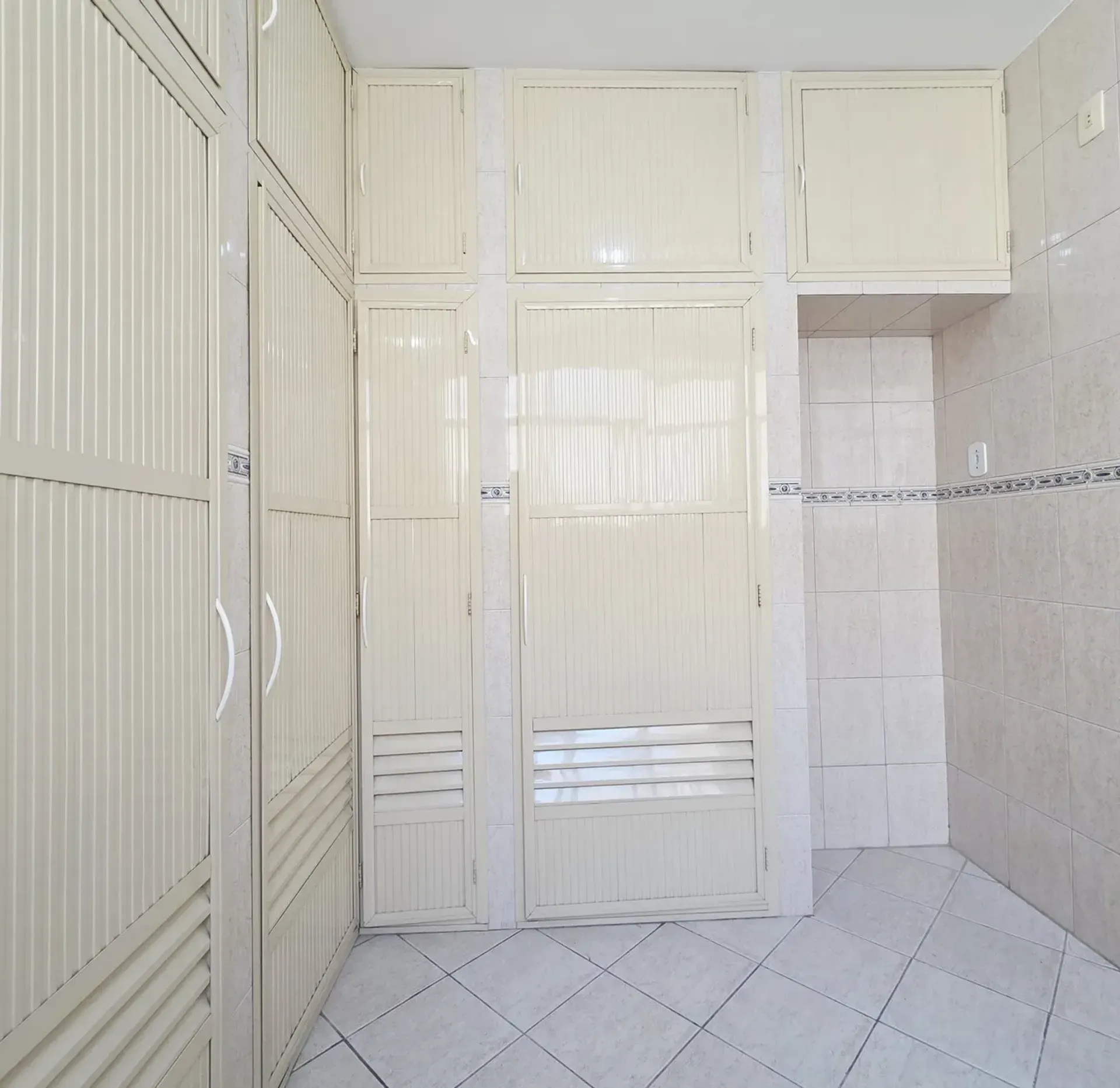 Apartamento com 2 quartos, 1 banheiro e cozinha fechada — photo 26