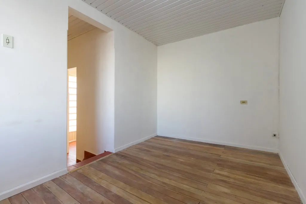 One-bedroom apartment with wood or laminate floors — photo 5