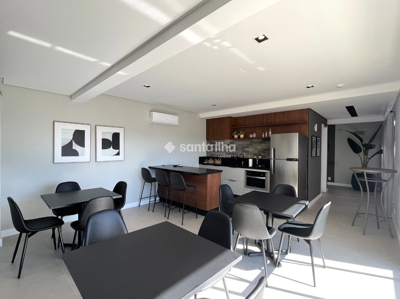 Balcony with a grill in a 2-bedroom apartment, 59 m² — photo 24