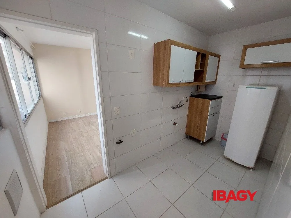 Apartamento de 1 dormitorio con cocina cerrada y plaza — photo 4