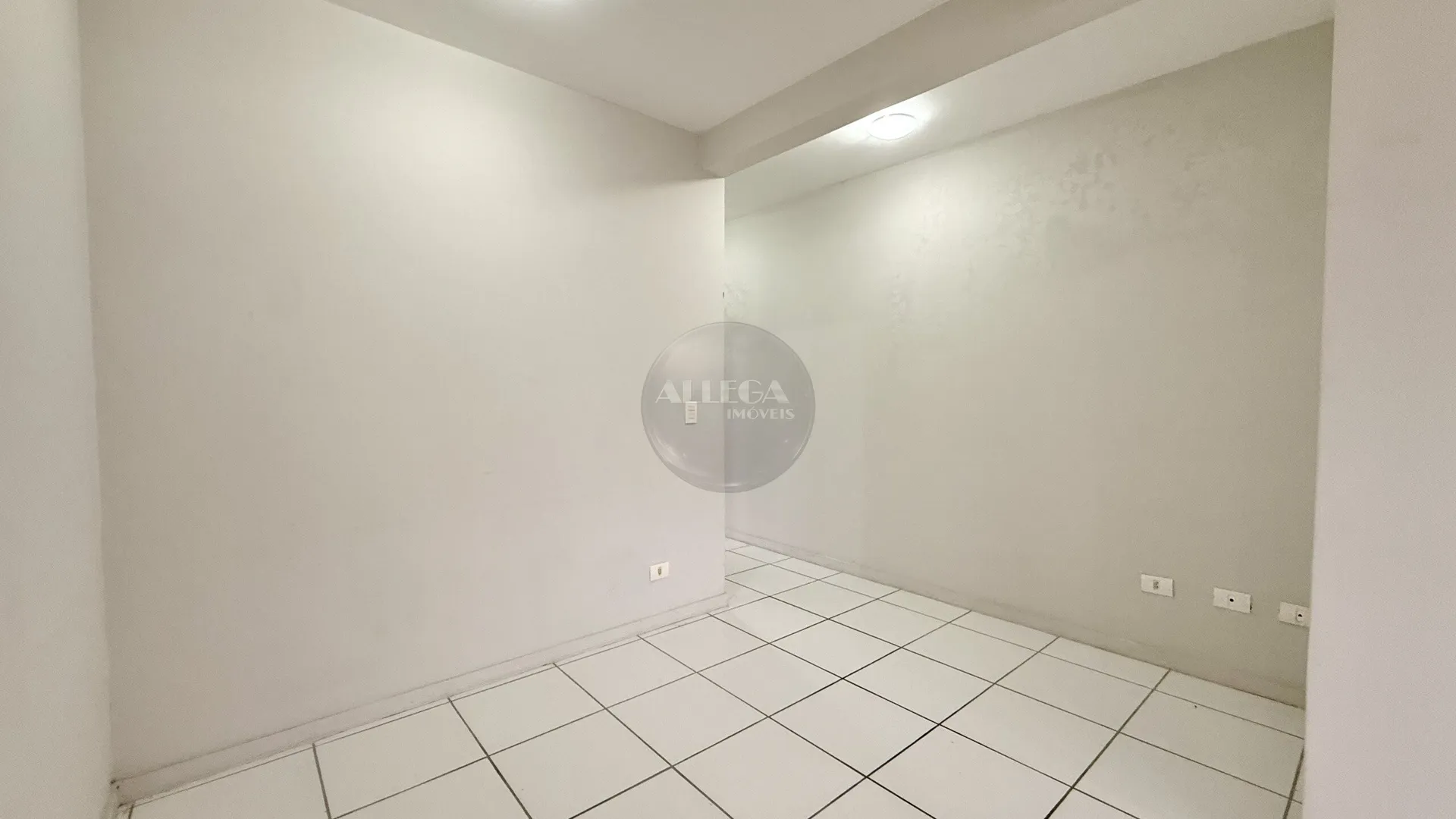 Balcony with a grill in a one-bedroom apartment, 60 m² — photo 7
