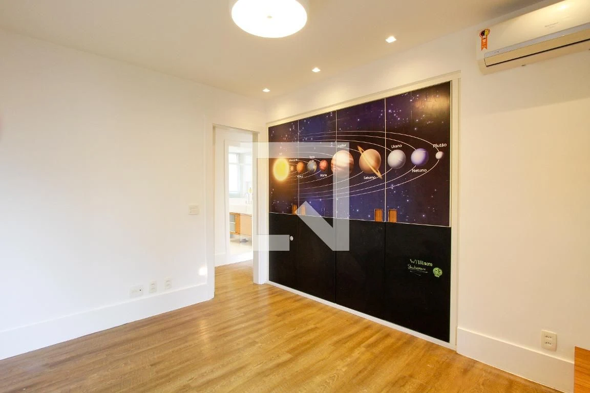 Walk-in closet in a 3-bedroom apartment, 200 m² — photo 34