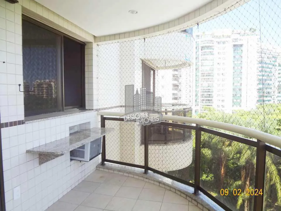 Balcony with a grill in a 3-bedroom apartment, 129 m² — photo 5