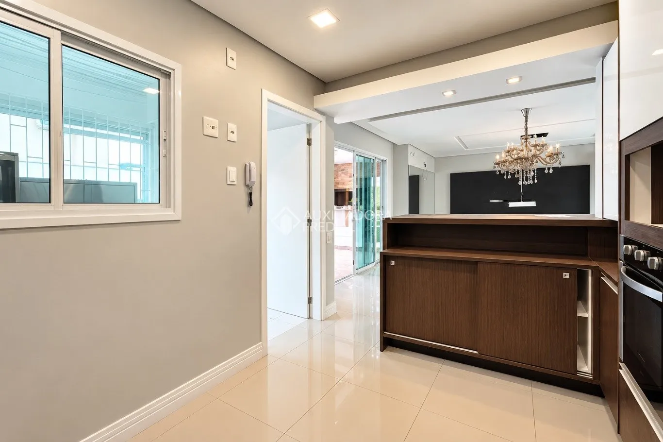 Bathtub in a 4-bedroom house, 280 m² — photo 2