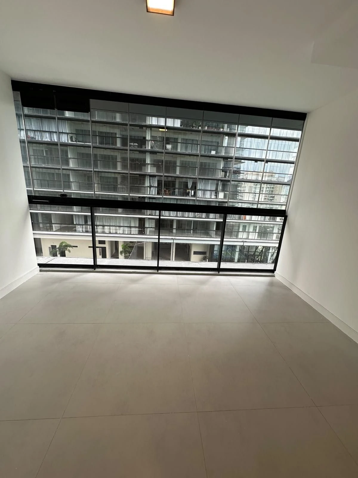 Floor-to-ceiling windows in a 2-bedroom apartment, 84 m² — photo 31
